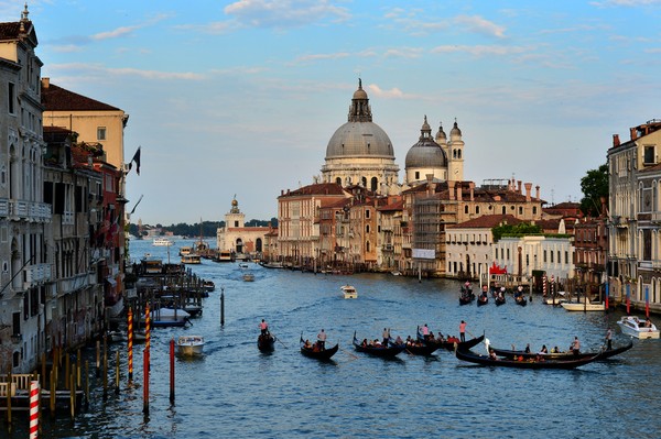 Thành phố Venice, Ý: 'Thành phố của các kênh đào' này đã chìm 22,6cm trong vòng 100 năm qua và nếu mực nước biển cứ tiếp tục dâng như hiện nay thì toàn bộ Venice sẽ biến mất vào năm 2100.